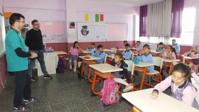 Burhaniye'de Okulda Kedilere Kulübe Yapılırken, Aşıları Da Yaptırıldı