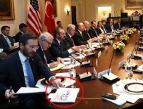 Görüşmelerin gerçekleştiği masadaki kitapçık dikkat çekti!