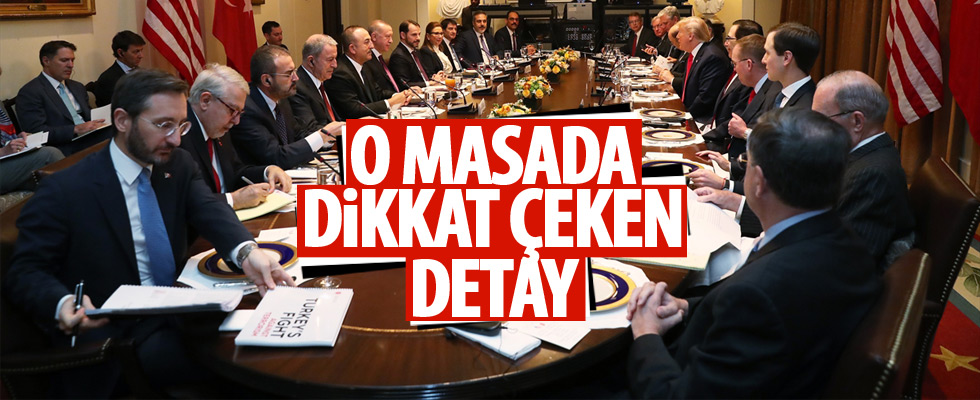 Görüşmelerin gerçekleştiği masadaki kitapçık dikkat çekti!