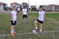 KADIN FUTBOLCU - Erkek Futbol Takımı Kadrosunu Kadın Memurlar Tamamladı