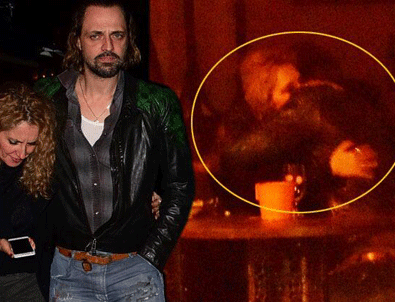 Evli oyuncu Ertan Saban, Cihangir'de böyle görüntülendi!