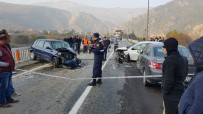 HATALı SOLLAMA - Hatalı Sollama Sonrası Otomobiller Kafa Kafaya Çarpıştı  Açıklaması 3 Yaralı