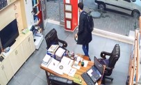 SADAKA - (Özel) Arnavutköy'de Sadaka Kutusunu Çalan Hırsız Kameralara Yakalandı