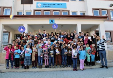 Üniversitelilerden, İlkokul Öğrencilerine Kırtasiye Ve Kıyafet Desteği