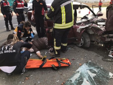 Uşak'ta Otomobille Kamyonet Çarpıştı Açıklaması 5 Yaralı