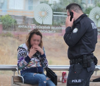 Antalya'da Aşırı Alkollü Rus Kadına Polis Yardımı