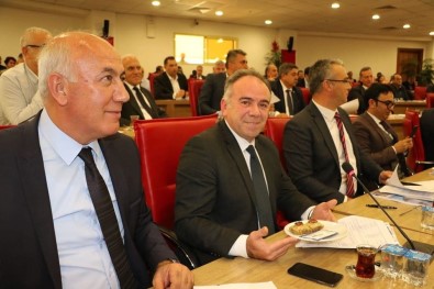 Başkan Öndeş'ten Meclise İncir Baklavası İkramı