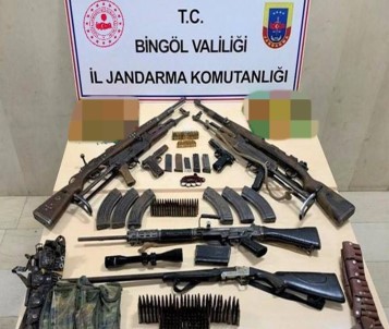 Bingöl'de İki Eve Operasyon Açıklaması Çeşitli Silahlar Ele Geçirildi