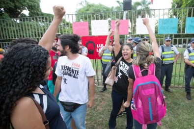 Guaido Yandaşları Venezuela'nın Brezilya'daki Büyükelçiliğinden Ayrıldı