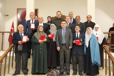 Kıbrıs Gazilerine Madalyaları Takdim Edildi