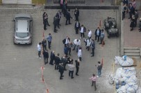 KALP MASAJI - Kuyumcu Kent'in Çatısından Düşen Genç Ağır Yaralandı