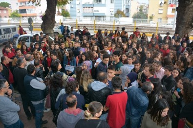 Öğrenciler 'Yeni Eğitim Binası' İçin Eylemde
