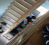 MÜFETTIŞ - Öğrencilerin Eşyalarını Merdiven Boşluğuna Attılar