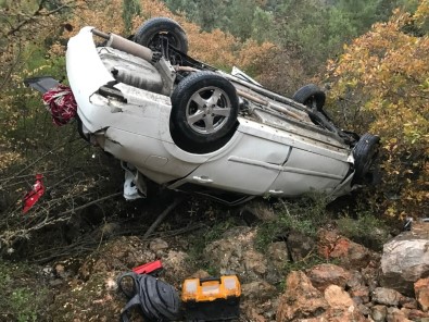 Taklalar Atarak 80 Metrelik Şarampole Yuvarlanan Aracın Sürücüsü O Araçtan Sağ Çıktı