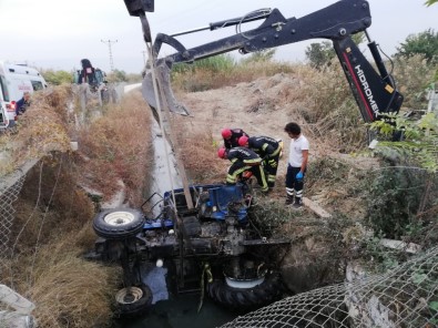 Tırın Çarptığı Traktör Kontrolden Çıkıp Sulama Kanalına Düştü