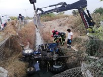 Tırın Çarptığı Traktör Kontrolden Çıkıp Sulama Kanalına Düştü Haberi
