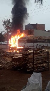 Tomruk Yüklü Kamyon Alev Aldı İtfaiye Alarma Geçti