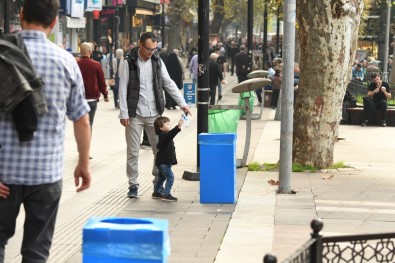 Yerdeki Pet Şişeyi Çöpe Attılar, Alkış Yağmuruna Tutulunca Şaşkına Döndüler