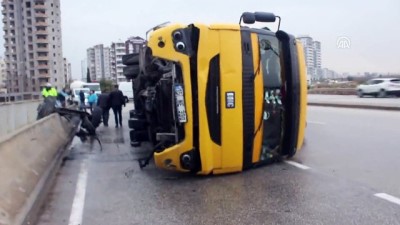 Adana'da Devrilen Tırın Sürücüsü Yaralandı