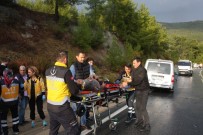TİCARİ ARAÇ - Antalya'da Trafik Kazası Açıklaması 1 Ölü, 2 Yaralı