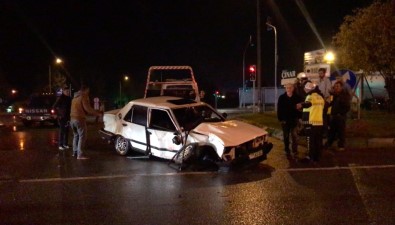 Bursa'da Otomobile TIR Çarptı, Otomobil Sürücüsü Araç İçinde Sıkıştı
