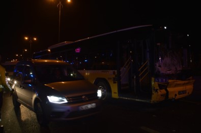İETT Otobüsü, Otomobile Çarptı Açıklaması 1'İ Ağır 3 Kişi Yaralandı