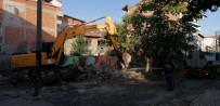 YIKIM ÇALIŞMALARI - İzmit'te Yıkışma Tehlikesi Yaşayan 3 Metruk Bina Yıkıldı