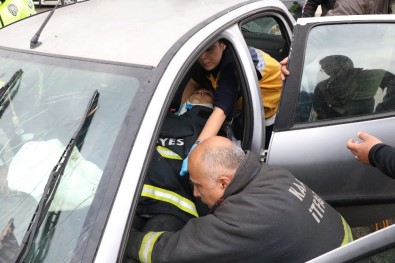 Karşı Şeride Geçen Otomobil Hafif Ticari Araçla Çarpıştı Açıklaması 3 Yaralı