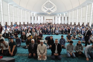MKÜ'de 7 Bin Kişilik Cami İbadete Açıldı