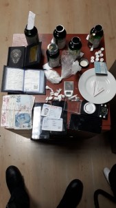 (Özel) İstanbul'da Zehir Taciri Eski Polisin Evinden Kokain Ve Ecstasy Çıktı