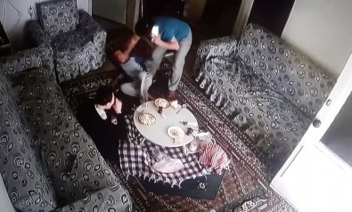 Bakıcı şiddeti kameraya yansıdı!