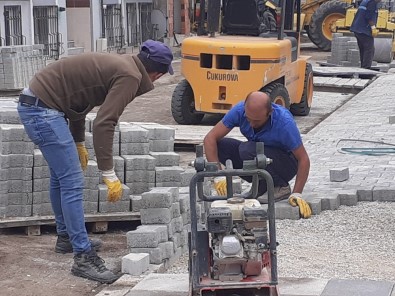 Şuhut Belediyesi'nin Parke Taşı Yenileme Çalışmaları Sürüyor