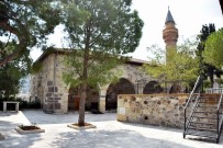 MEZAR TAŞLARı - Aliağa'nın En Eski Camisi Zamana Direniyor