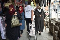 MEHMET KANAR - Belediye Ekipleri, Yaşlıların Torbalarını Taşıyor