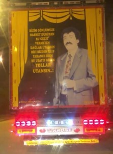 Çekicinin Arkasındaki Müslüm Gürses Portresi İlgi Odağı Oldu