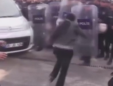 HDP'li millevekili polis kalkanına kafa attı