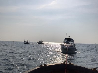 Kadıköy'de İki Tekne Kayalıklara Çarptı
