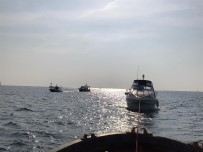 KURTARMA OPERASYONU - Kadıköy'de İki Tekne Kayalıklara Çarptı