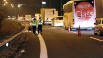 İZZET BAYSAL DEVLET HASTANESI - Otoyolda Yolun Karşısına Geçmeye Çalışan Kadına Otomobil Çarptı Açıklaması 1 Ölü