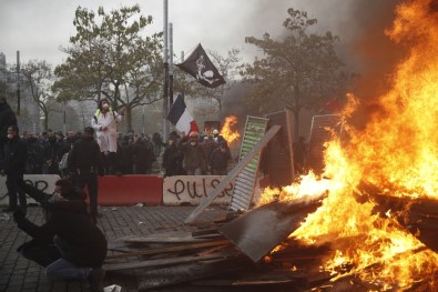 Paris sokakları savaş alanına döndü