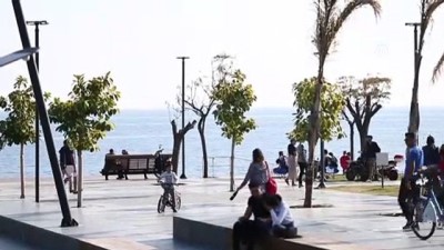 Antalya'da Tatilciler Kasımda Deniz Keyfi Yaptı