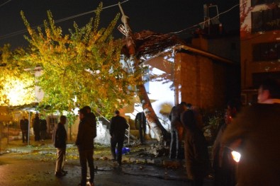 Isparta'da Kaza Yapan Kamyonetin Çarptığı Elektrik Direği Evin Çatısına Devrildi Açıklaması 2 Ağır Yaralı