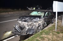 LÜKS OTOMOBİL - Otomobille Çarpışan Kamyonetin Şoförü Kaçtı Açıklaması 2 Yaralı