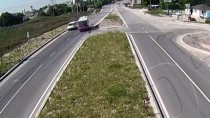 YOLCU MİNİBÜSÜ - Trafik Kazaları MOBESE Kameralarında