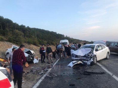 Bursa'da İki Araç Kafa Kafaya Çarpıştı, 6 Kişi Yaralandı