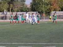 AMATÖR - Cizre'de Amatör Maçta Şiddet, Yerde Yatan Futbolcunun Kafasına Tekme