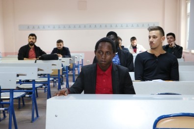 Gine'li Öğrenci Ömer Halisdemir Lisesinden Mezun Olup Üniversitesinde Okuyor