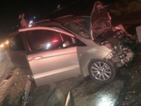 Hafif Ticari Araç Otomobille Çarpıştı Açıklaması 1 Ölü, 2 Yaralı