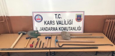 Kağızman'da Defineciler Suçüstü Yakalandı