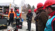 KURTARMA TATBİKATI - Kars'ta AFAD Gönüllüleri Ve Ekiplerinin Yaptığı Deprem Tatbikatı Gerçeğini Aratmadı